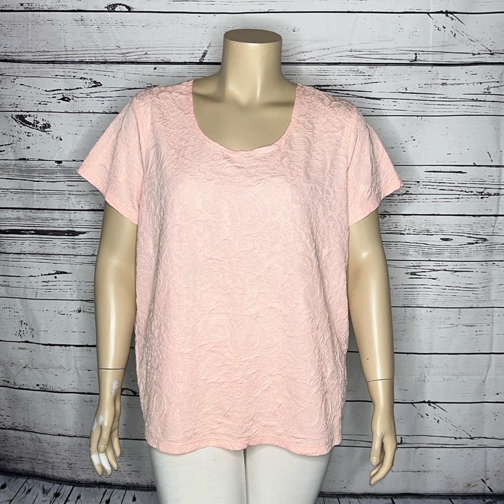 Soft by Avenue NWT Size 26/28 Light Pink Paisley Embossed Print Blouse Top